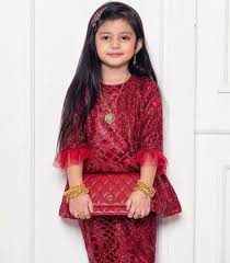 Menggunakan anaknya aaisyah dhia rana untuk mempromosikan produk pemutihan kulit miliknya di instagram, pelakon rozita che wan dikritik oleh netizen. Sambil Melawa Aset Masa Depan Che Ta Dedah Aisyah Suka Emas Tak Pandang Mainan Pa Ma
