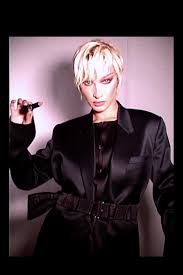 Con un colore “pazzo” come un rosso estremo o un platino intenso. Bella Hadid Ha Un Nuovo Taglio Le Foto Con I Capelli Corti E Platino Vogue Italia