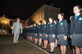 Le mieux si tu veux intégrer l'ecole spéciale militaire de saint cyr est de faire une prépa dans un lycée militaire tel qu'autun, cyr l'école, le lycée naval de brest, aix en provence ou encore le meilleur (celui où j'étudie) le prytanée national militaire de la flèche. 1966 2016 Le Lycee Militaire De Saint Cyr A 50 Ans
