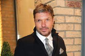 Der deutsche schauspieler hardy krüger jr. Hardy Kruger Jr Egal Wo Du Jetzt Bist Vater Ich Kann Dein Lacheln Spuren Gala De