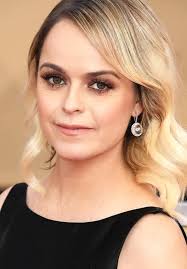 Hoy cumple años Taryn Manning ​ es una actriz, diseñadora de moda y  cantante-compositora estadounidense. Es la vocalista del dúo electrónico  Boomkat y copropietaria de la marca de ropa Born Uniqorn.​ Manning