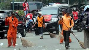 Savesave soal tes petugas kebersihan.docx for later. May Day Giliran Petugas Kebersihan Turun Ke Jalan Warta Kota