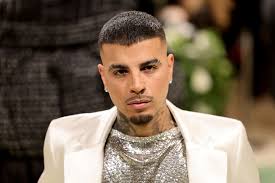 Así suena 'Touching The Sky', lo nuevo de Rauw Alejandro que ya es  embajador de Carolina Herrera