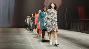 Na about you nájdeš štýlové modely z kolekcie módy pre ženy na jar, leto, jeseň aj zimu. The Sheego Show About You Fashion Week 21 Youtube