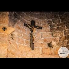 Noticias Maronitas | LA IGLESIA MILAGROSA DE NUESTRA SEÑORA DE BECHOUAT EN BECHOUAT La primera Iglesia fue construida en un sitio romano, era una Iglesia... | Instagram
