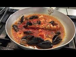 Ajouter un verre de vin blanc, une gousse d'ail coupée en morceaux. Les Vrais Spaghettis Aux Fruits De Mer En Italie Youtube Recettes De Cuisine Fruits De Mer Recette Italienne