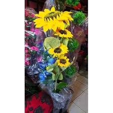 Berbeda dengan cara merawat bunga mawar yang sudah dirangkai, bunga matahari justru dianjurkan untuk diletakkan di tanah terbuka yang terkena sinar matahari penuh. Bunga Sudut Harga Terbaik Dekorasi Perlengkapan Rumah Agustus 2021 Shopee Indonesia