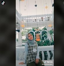 Video baju dari sarung mendiang ayah itu sendiri kini sudah ditonton hingga 1,5 juta kali. Sarung Aesthetic Mendiang Bapak Disulap Ibu Jadi Baju Hasilnya Bikin Pangling