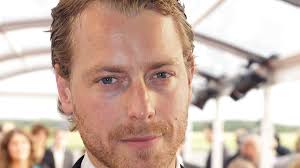 Manager Mart Hoogkamer is piswoest, want betrapt bekende acteur met  17-jarige dochter