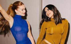 Marina Ruy Barbosa demonstra apoio a Anitta em lançamento da cantora: 'Orgulho'