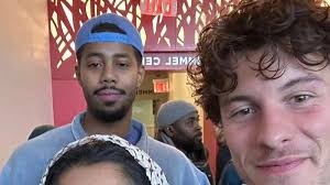 Viral Musisi Shawn Mandes Terlihat Ikut Sholat Jumat di New York  University,Benarkah Sudah Muslim?