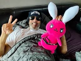His 'unexpected' death was confirmed on twitter by singer and. Poauos1lra Gsm