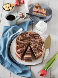 Pudding mit dem kirschsaft , zucker herstellen. Rocher Torte Mit Kirschen Die Kuchenzuckerschnecke