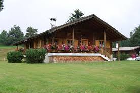 Per gli amanti della neve, ma anche della natura, dei boschi, della pace, del relax e del senso di libertà assoluta che sanno regalare sole le cime alte ed innevate, abbiamo in serbo una raccolta di immagini davvero sorprendenti. Arredo Casa In Montagna Materiali Stile E Gli Errori Da Evitare