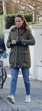 Pagesbusinessesmedia/news companydaily mailvideospippa middleton and james matthews are getting married! Pippa Middleton Is All Smiles As She Steps Out In Chelsea In A Military Green Coat Daily Mail Online