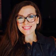 She moved to the states at the age of 18 and trained under acting coach laura henry in her santa monica studios, as well as vocal coach seth riggs. Christin Quander Sprecher Sprecherin