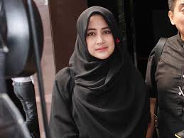 Nama oki setiana dewi pun sempat ramai disebut sebagai istri ketiga uje. Setelah Heboh Diberitakan Menikah Dengan Sunu Kali Ini Umi Pipik Diisukan Telah Melahirkan