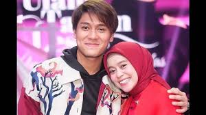 Hubungan asmara antara pesinetron rizky billar dan pedangdut lesti kejora memang mendapatkan banyak dukungan dari masyarakat yang menganggap mereka sangat serasi, tetapi tidak sedikit juga yang mengatakan kalo hubungan mereka hanya settingan. Kedua Belah Keluarga Sudah Bertemu Lesti Kejora Dan Rizky Billar Lamaran Atau Settingan Herstory