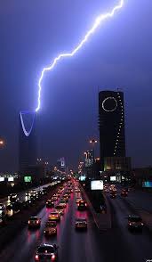 البرق يضرب برج الفيصلية والمملكة بالرياض هبت رياح واعاصير قوية بالمملكة العربية السعودية مساء امس 16 11 2013 و city view night riyadh saudi arabia city sky