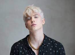 Osmnáctiletý adam mišík se včera převtělil do známé rebelky miley cyrus a sklidil bouřlivé ovace. Adam Misik Support Minami Mestske Kulturni Stredisko Novy Jicin