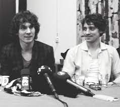 Håkan georg hellström, född 2 april 1974 i göteborg, är en svensk sångare och låtskrivare. Pin On Boyzz