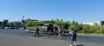 Fosti piloti dar si experti in aviatie si securitate aeronautica sunt de parere ca pilotul american care a reusit sa aterizeze cu elicopterul militar in piata charles de gaulle din capitala a reusit o minune. F9sdoy1m9eptzm
