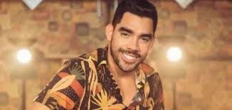 Cantor Daniel Diniz morre após queda de avião