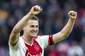 Het oranje kleurtje geeft de kleding een hele andere dimensie. Welbespraakt En Beleefd De 19 Jarige De Ligt Is Een Atypische Voetballer Trouw