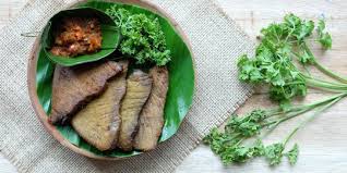 Di dalam wajan masukkan santan, daging, bumbu halus, salam, sereh, gula merah, air asam, garam, gula & penyedap Resep Empal Gepuk Daging Sapi Yang Lezat Dan Menggugah Selera Merdeka Com