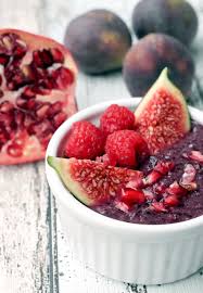 Maqui Smoothie Bowl Mit Chiasamen Feigen Und Himbeeren Rezept Superfood Rezepte Gesund Chiasamen