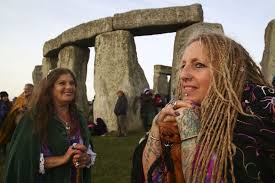 On the summer solstice at stonehenge when the sky is clear, the sun rises behind the heel stone, the ancient entrance to the circle, and rays of sunlight are channelled into the centre of the monument. How The Summer Solstice And Stonehenge Are Connected Time