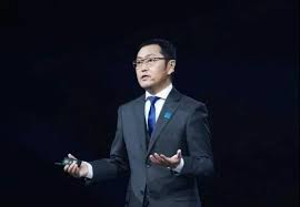 左右 (zuǒ yòu), 大概 (dà gài), 大约 (dà yuē) синоним 左右 不同的语境这几个词语表达的意思含义都不一样。 但是我猜测你想问的是它们类似于英语about的意思吧。 这三个词都有猜测，不确定，估计，的意思. Kojw1mvkclymjm