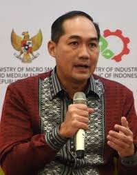 Reaktualisasi pendidikan karakter pesantren di era globalisasi. Muhammad Lutfi Wikidata