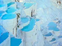 Kalkablagerungen, die so fantastisch aussehen gelegen am steilufer des lykos ragen die unwirklich anmutenden kalkterrassen von pamukkale. Die Kalkterrassen Von Pamukkale