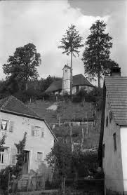 Der schwarzwald (in westlicher richtung) und der bodensee (in östlicher richtung) sind nicht weit entfernt. Kirchen Hausen Kapelle Ansicht Von Unten Zwischen Hausern Detailseite Leo Bw