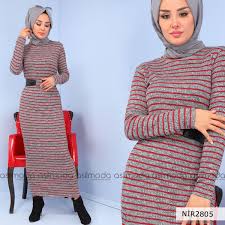 Dar Kesim Stile Sahip Olan Elbise Yatay Cizgi Desenlidir Elbise Cepsiz Model Olmakla Birlikte Yarim Bogaz Yakaya Sahiptir Ayrica El Elbise Kazak Elbise Giyim