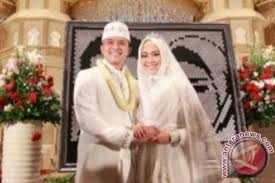 Namun tampaknya hal ini sulit diwujudkan pemain sinetron dan film oki. Oki Setiana Dewi Menikah