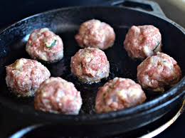 Daging 2 kg bawang putih 20 ulas bawang besar 3 biji halia 4 inci kunyit 4 inci asam keping 3 keping serai 2 batang daun pandan 3 helai kicap pekat 5 sudu cili kisar 2 cawan ketumbar 5 sudu jintan manis 2 sudu jintan putih 1 sudu lada hitam 2 sudu rempah 4 beradik santan 1 cawan. 4 Cara Buat Meat Ball Tak Hancur Bila Dimasak Sedap Mak Mak Boleh Cuba