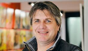 À La Rochelle, le peintre Allan Stephens croque la vie des bénévoles d'un  quartier populaire