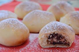 Il risultato sono stati dei panini dolci buonissimi con gocce di cioccolato che si sono sciolte durante la preparazione e hanno donato ai panini non solo un di cosa si tratta? Panini Dolci Ripieni Di Ricotta E Cioccolato