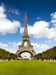 Konserter spelas och modeshower visas i parken runt eiffeltornet och nyligen har 'järndamen' dessutom fått en ansiktslyftning. Bakgrundsbilder Paris Eiffeltornet Frankrike Parker Stader 600x800