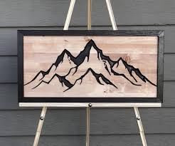 Wie das geht, seht ihr im video! Wood Mountain Art Geometric Wood Art Mountain Wall Decor Mountain Peak Woodenwalldecor Carved Rustic Wall Han Holzkunst Holz Gravieren Kunst Hangende Kunst