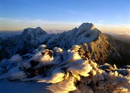 Yu shan or yushan, also known as mount jade, jade mountain, or mount yu, and known as mount niitaka during japanese rule, is the highest mountain on taiwan at 3,952 m (12,966 ft). çŽ‰å±±åœ‹å®¶å…¬åœ' æ°´é‡ŒéŠå®¢ä¸­å¿ƒ å—æŠ•ç¸£