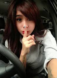 Cewek berhijab cantik selfie di tempat wisata. Yuk Cari Tahu 5 Alasan Cewek Suka Selfie Di Dalam Mobil