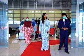 Isteri tunku mahkota johor(tmj), tunku ismail sultan ibrahim, iaitu che puan khaleeda bustamam, selamat melahirkan cahaya mata ketiga malam tadi. Kdymm Seri Paduka Baginda Yam Che Puan Besar Khaleeda Facebook