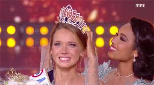 Initialement prévue une semaine plus tôt, la cérémonie miss france 2021 s'est finalement tenue le 19 décembre, restrictions sanitaires oblige. Avis Et Reactions Amandine Petit Gagnante Miss France 2021 Miss Normandie Bat Miss Provence Miss France Nouveautes Tele Com