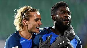 Dass fußballer nicht nur mit ihrem können auf dem platz auffallen sondern gern mit etwas eigenwilligen haarstyles ist spätestens seit david beckham bekannt. Fc Barcelona Samuel Umtiti Uber Antoine Griezmann Ich Sage Ihm Jeden Morgen Er Soll Seine Haare Schneiden Goal Com