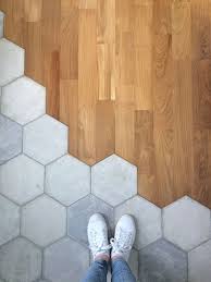Demarcation Sol Carreaux De Ciment Hexagonaux Et Parquet Dans Salle D Eau Pour Identifier La Zone Dressing De La Flooring House Flooring Trendy Bathroom Tiles