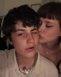 There’s no bond quite as strong as a straight girl and her gay boyfriend  ❤️🌈👫 Put ur dancing boots