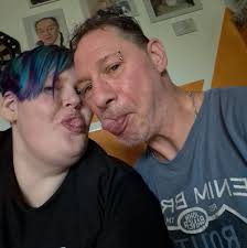 Guten Morgen, ich ziehe im Sommer nach Zwickau und suche nach einem  Augenarzt. Habe telefonisch v. Zwickau über Werdau bis Crimmitzschau alles  abtelefoniert. Ich habe kein Auto und bin auf die "Öffentlichen"